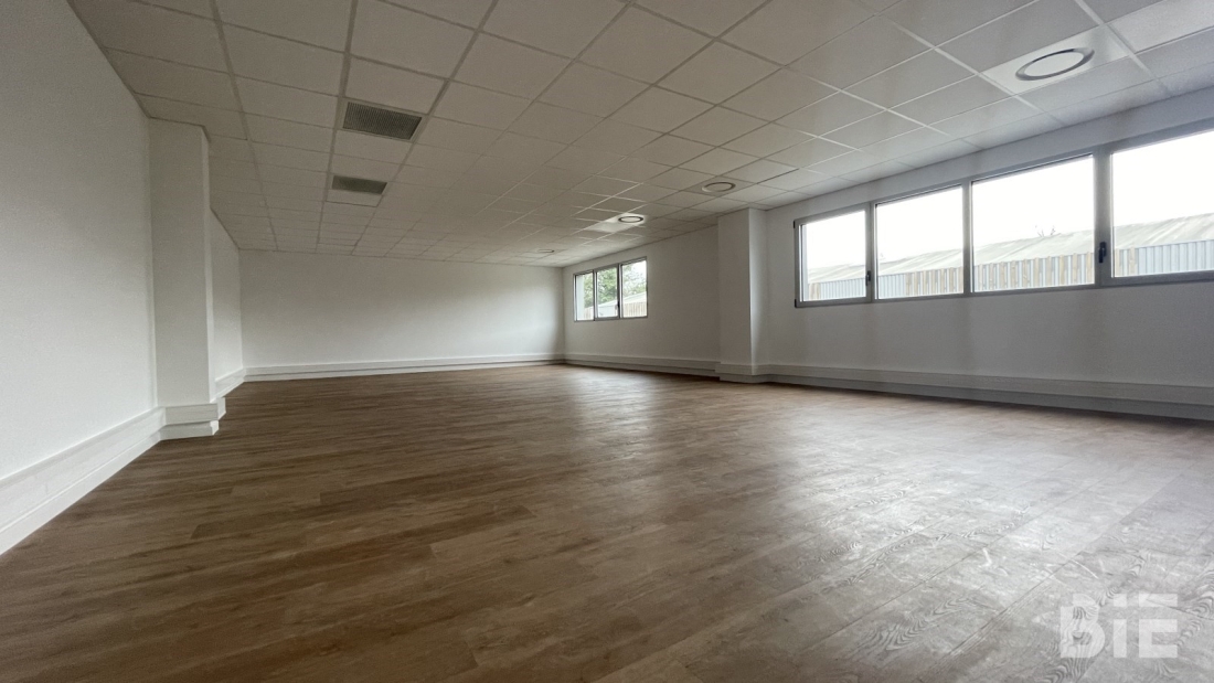 Photo 8 – Location entrepôts / activités	PAU (64000)