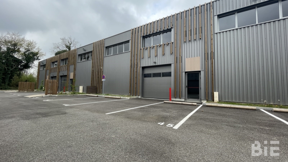 Photo 2 – Location entrepôts / activités	PAU (64000)