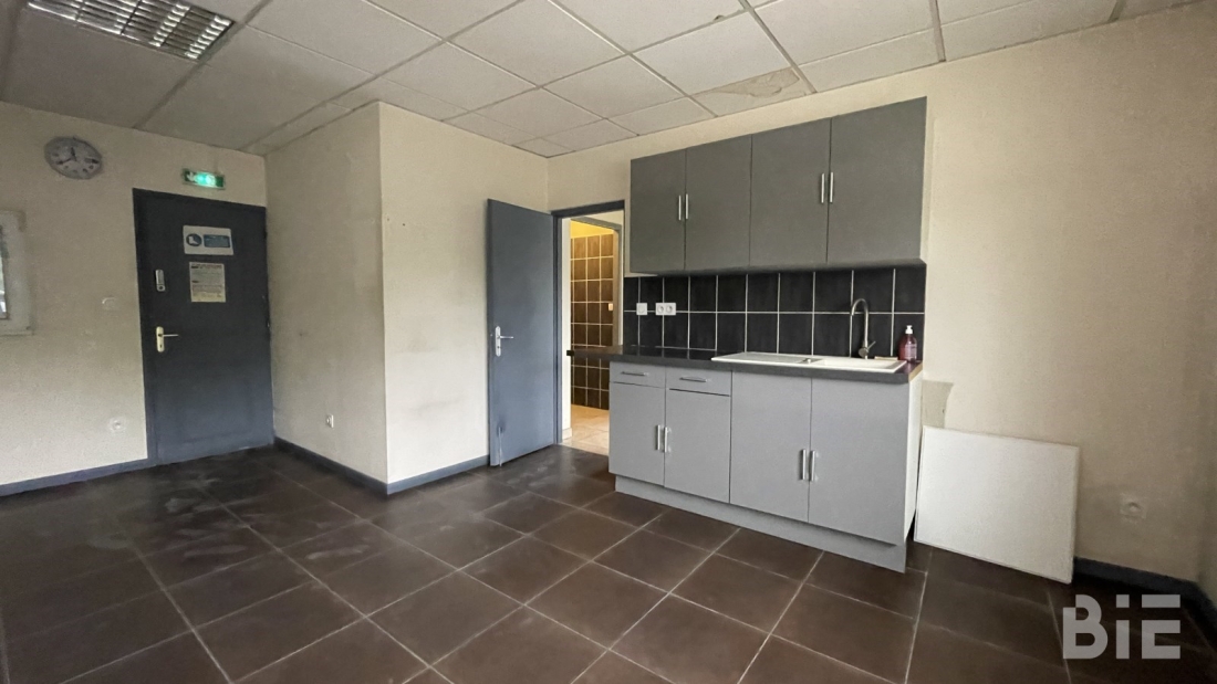 Photo 4 – Location entrepôts / activités	SAUCATS (33650)