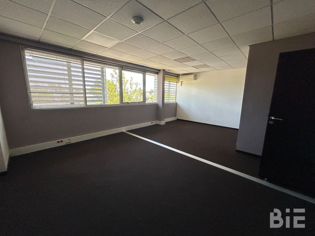 Photo 12 – Location entrepôts / activités	AMBARES ET LAGRAVE (33440)