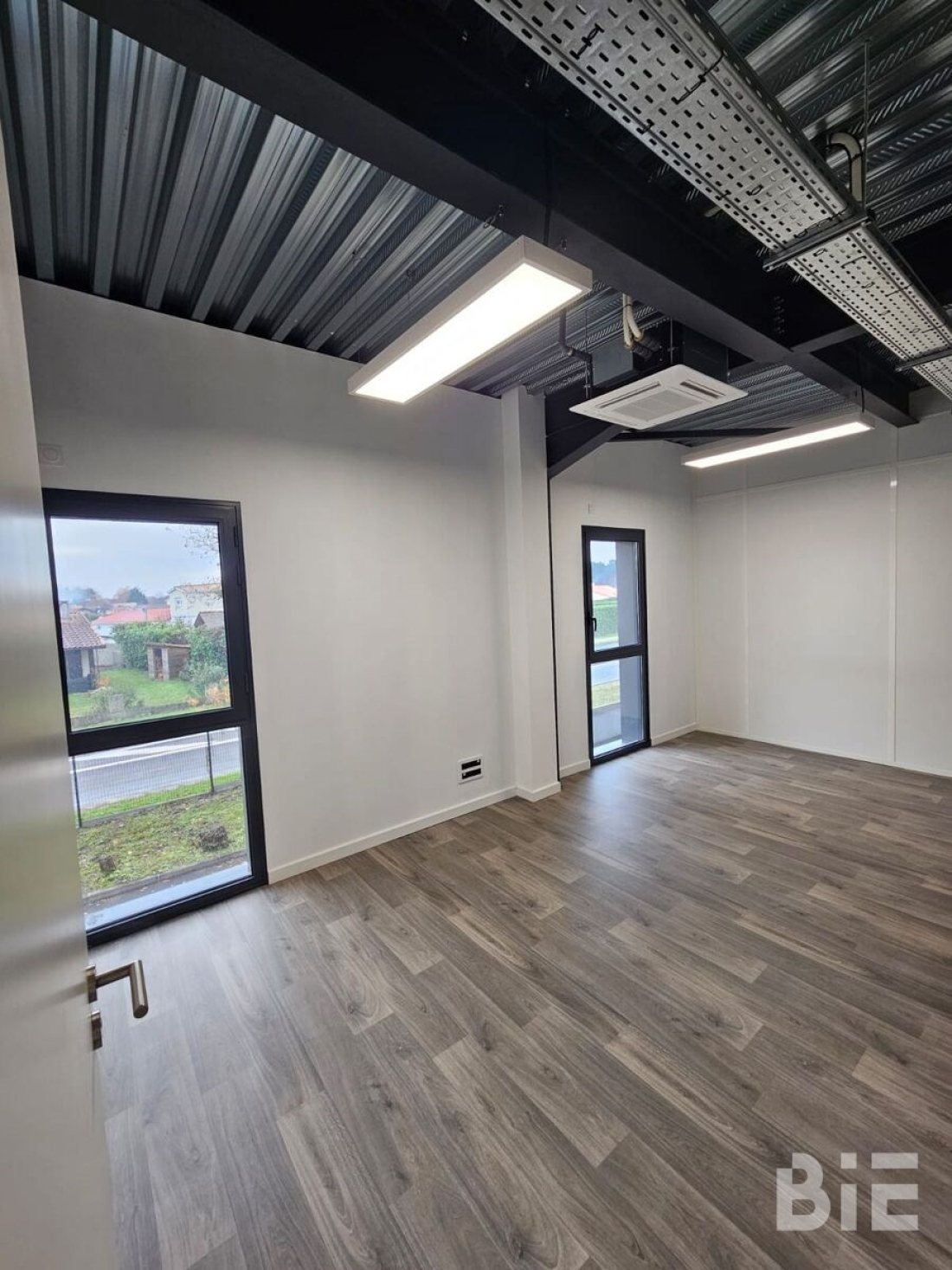 Photo 1 – Location bureaux	SAINT MEDARD D'EYRANS (33650)