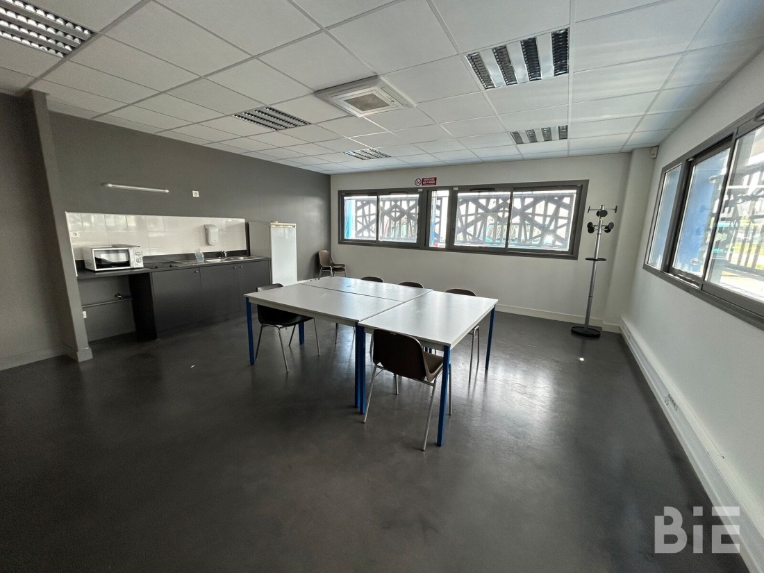 Photo 11 – Location entrepôts / activités	SAINT JEAN D'ILLAC (33127)