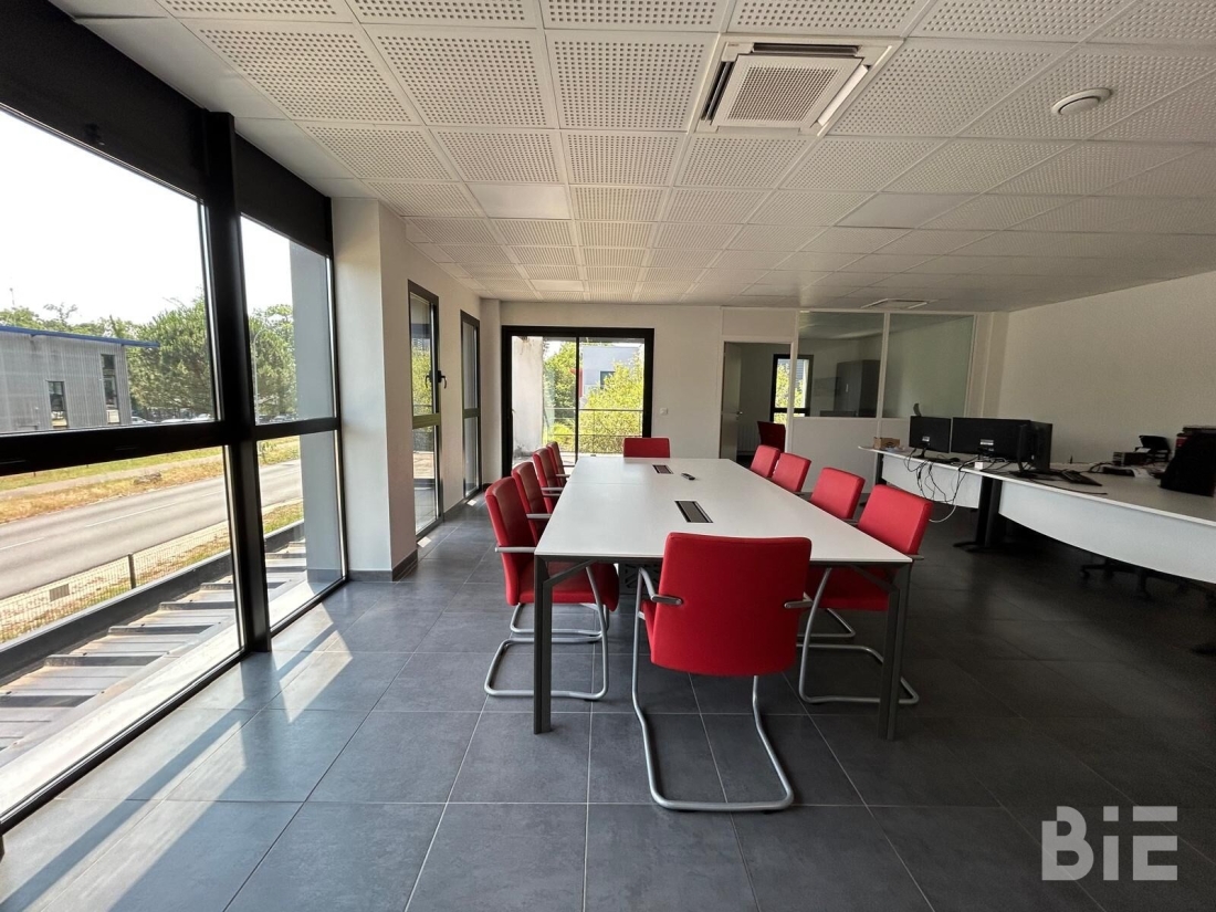 Photo 5 – Location entrepôts / activités	CANEJAN (33610)