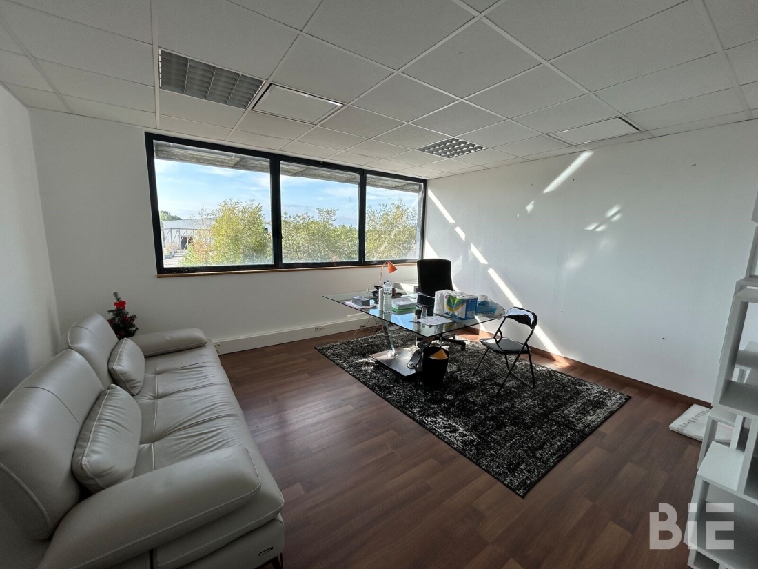 Photo 12 – Location entrepôts / activités	SAINT JEAN D'ILLAC (33127)