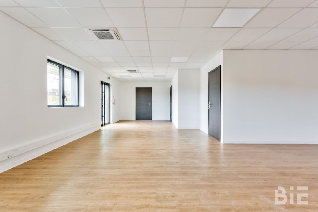 Photo 8 – Location entrepôts / activités	AMBARES ET LAGRAVE (33440)