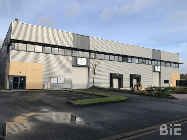 Photo 1 – Location entrepôts / activités	SAINT JEAN D'ILLAC (33127)