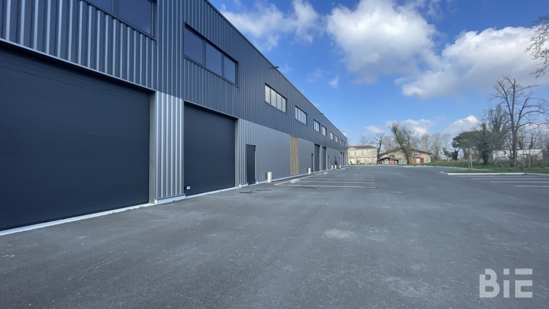 Photo 2 – Location entrepôts / activités	AMBARES ET LAGRAVE (33440)