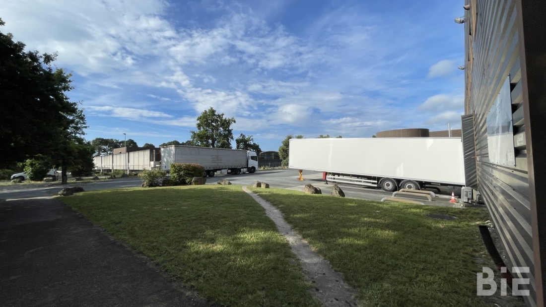 Photo 8 – Location entrepôts / activités	CANEJAN (33610)