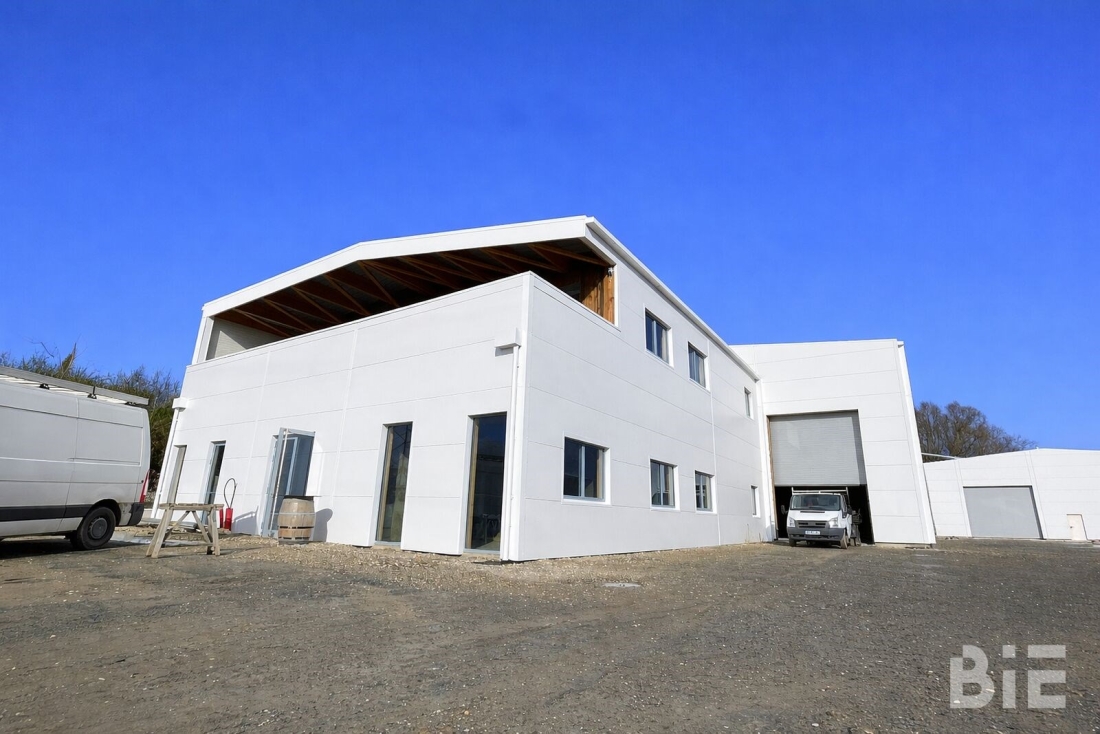 Photo 1 – Vente entrepôts / activités	BASSENS (33530)